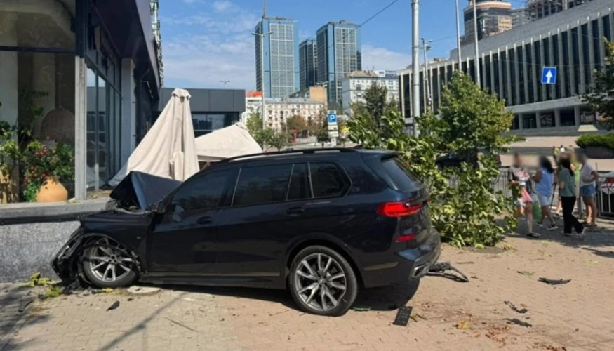 У Києві два BMW зіткнулись: одну з автівок перекинуло на літню терасу