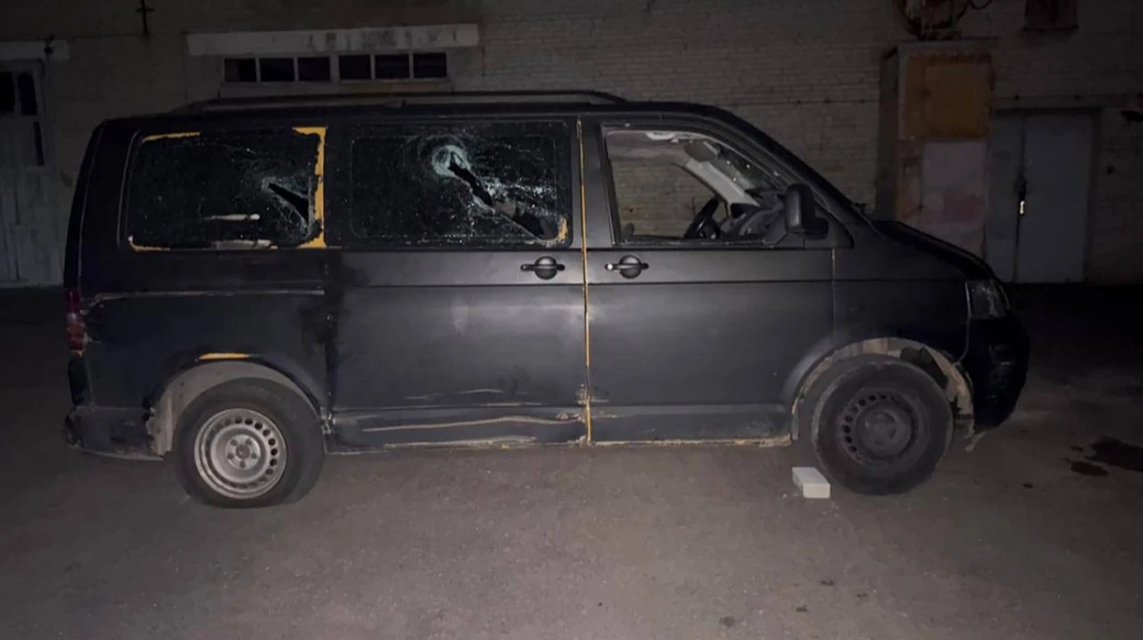 Пошкоджений службовий автомобіль ТЦК та СП після нападу цивільних
