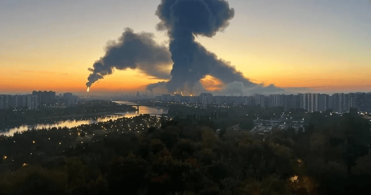 Дим над Московським НПЗ у районі Капотня після нічної атаки безпілотників