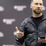 Міністр оборони України Євгеній Хмара під час брифінгу для журналістів