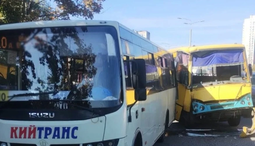На Симиренка у Києві зіткнулися маршрутки: постраждала дитина і ще двоє