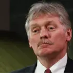 Дмитро Пєсков, прессекретар президента РФ, на тлі Кремля